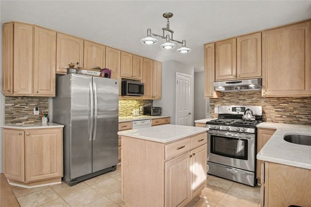 30 Stonington Dr, Pittsford, NY 14534