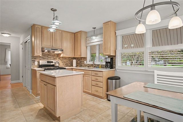 30 Stonington Dr, Pittsford, NY 14534