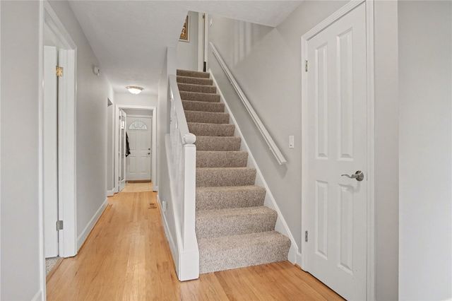 30 Stonington Dr, Pittsford, NY 14534