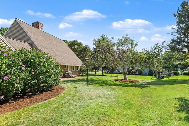 30 Stonington Dr, Pittsford, NY 14534