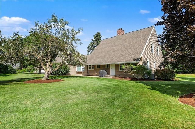 30 Stonington Dr, Pittsford, NY 14534