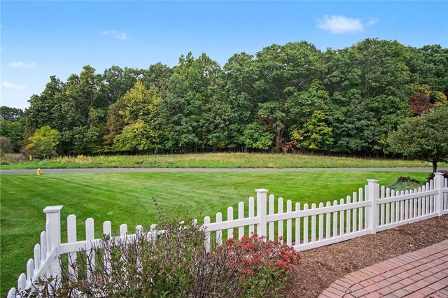 30 Stonington Dr, Pittsford, NY 14534