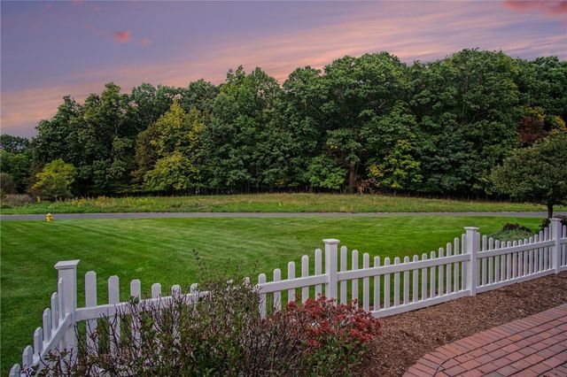 30 Stonington Dr, Pittsford, NY 14534
