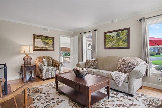 30 Stonington Dr, Pittsford, NY 14534