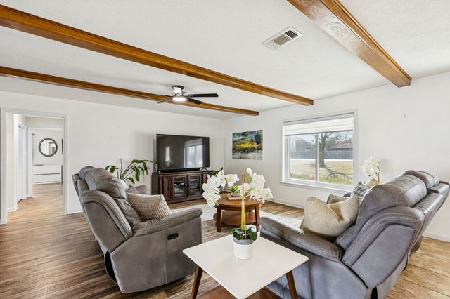 1012 Cowling Road, Sanger, TX 76266