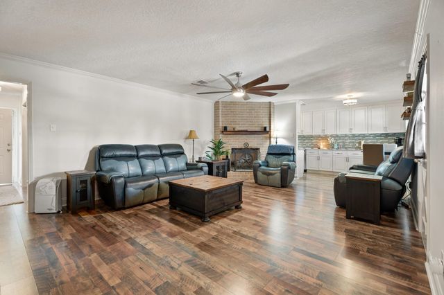 902 E X Street, Deer Park, TX 77536