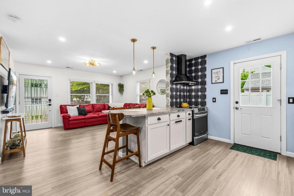 Image 10 of property listing at 4725 FREDERICK AVE, Shady Side, MD 20764