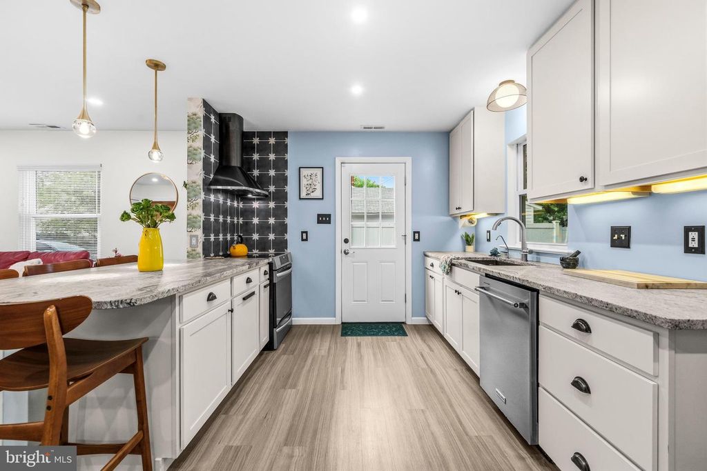 Image 11 of property listing at 4725 FREDERICK AVE, Shady Side, MD 20764