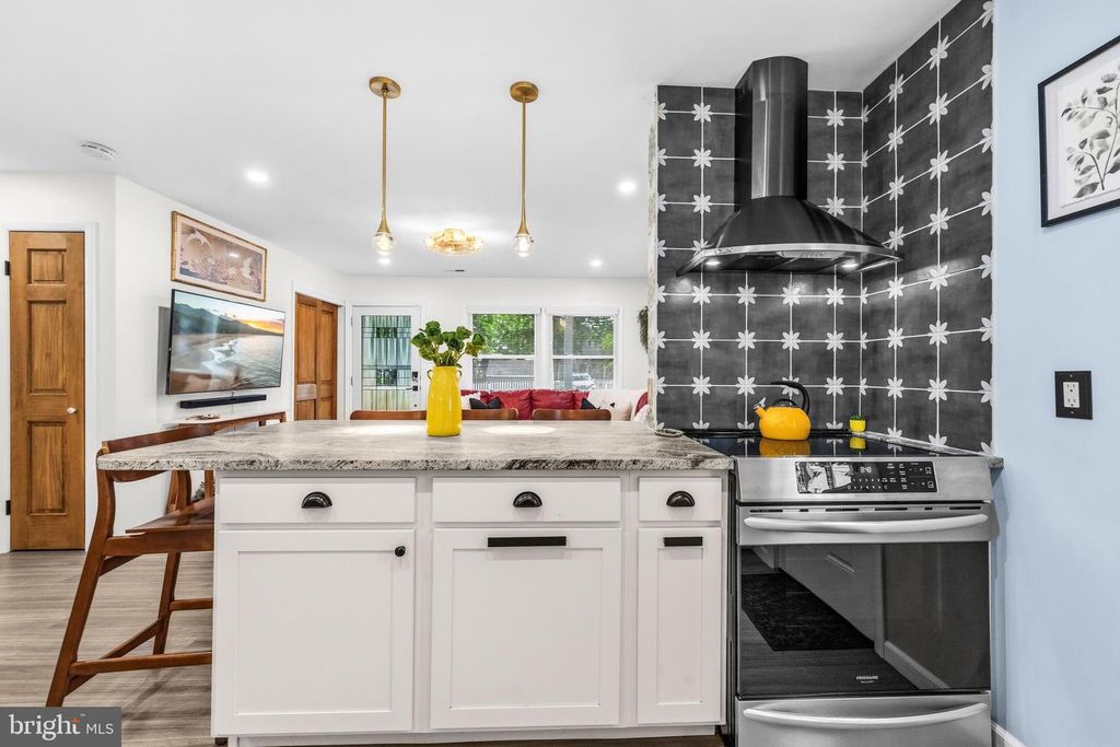 Image 12 of property listing at 4725 FREDERICK AVE, Shady Side, MD 20764