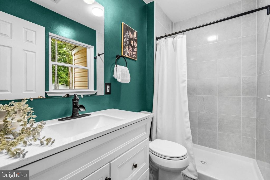 Image 23 of property listing at 4725 FREDERICK AVE, Shady Side, MD 20764
