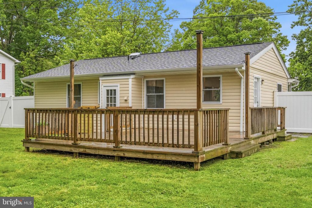 Image 24 of property listing at 4725 FREDERICK AVE, Shady Side, MD 20764