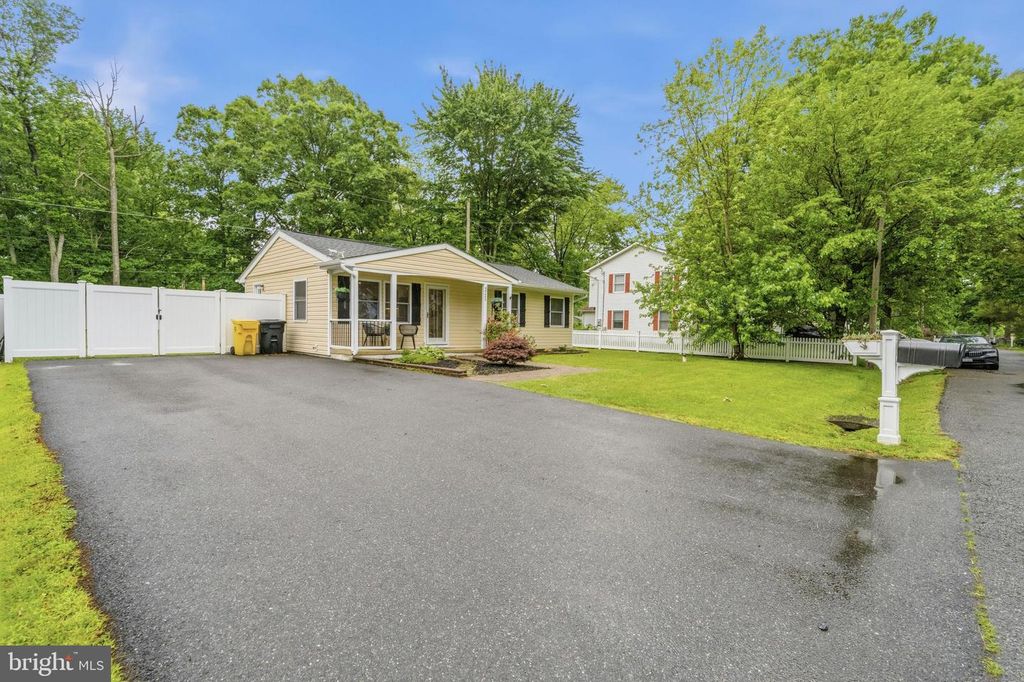 Image 3 of property listing at 4725 FREDERICK AVE, Shady Side, MD 20764