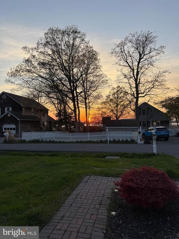 Image 4 of property listing at 4725 FREDERICK AVE, Shady Side, MD 20764