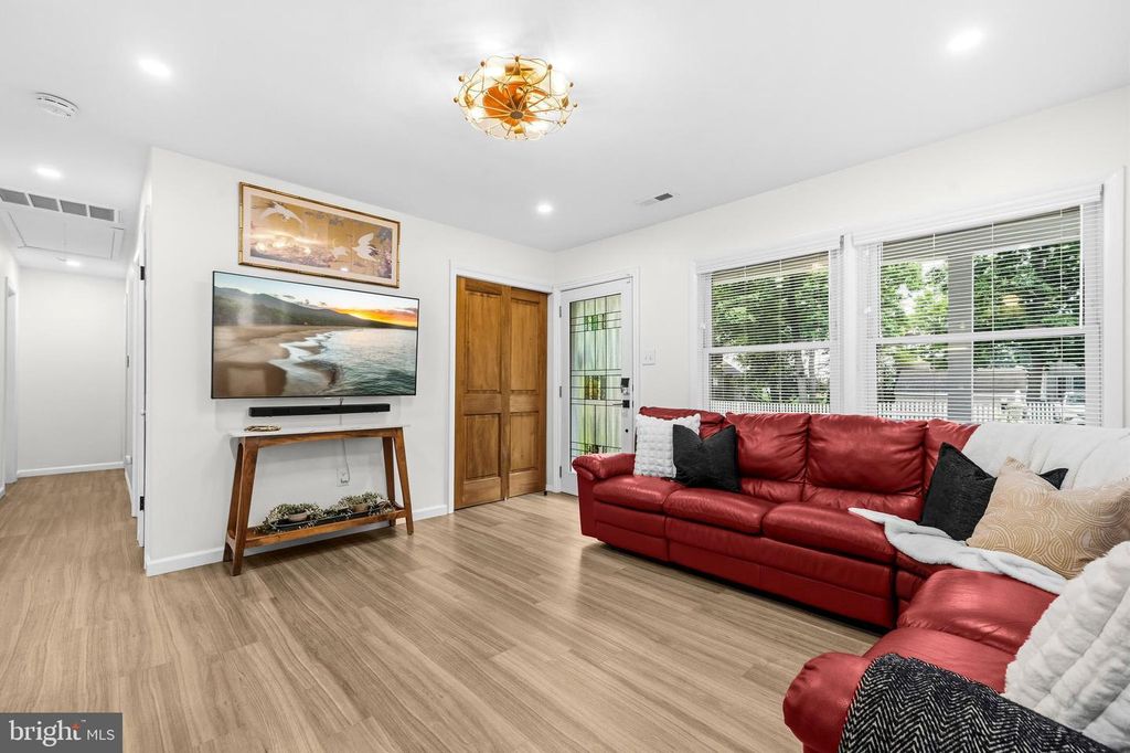 Image 6 of property listing at 4725 FREDERICK AVE, Shady Side, MD 20764