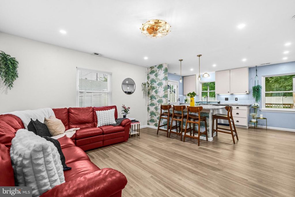 Image 7 of property listing at 4725 FREDERICK AVE, Shady Side, MD 20764