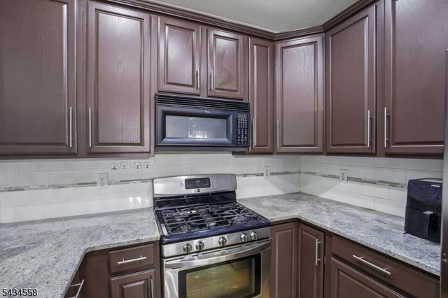 118 Donato Cir, Scotch Plains Twp., NJ 07076