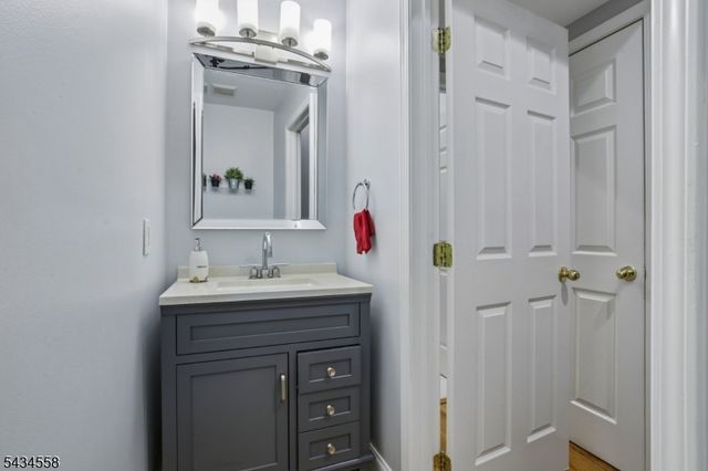 118 Donato Cir, Scotch Plains Twp., NJ 07076