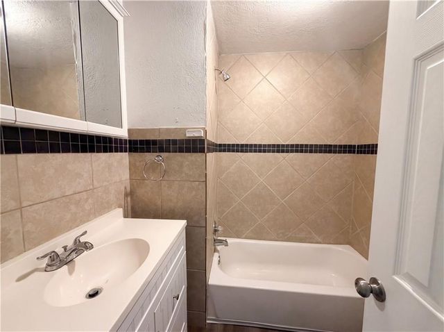 1825 Bren Mar Road, Lee's Summit, MO 64086