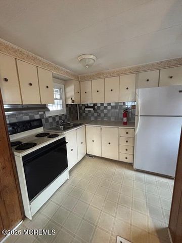 53 Bayshore Mobile Mnr, Hazlet, NJ 07730