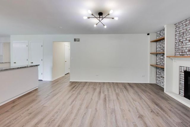 8 Hampton Court, Mundelein, IL 60060