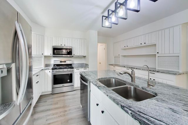 8 Hampton Court, Mundelein, IL 60060