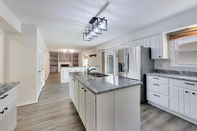 8 Hampton Court, Mundelein, IL 60060