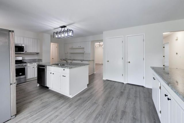 8 Hampton Court, Mundelein, IL 60060