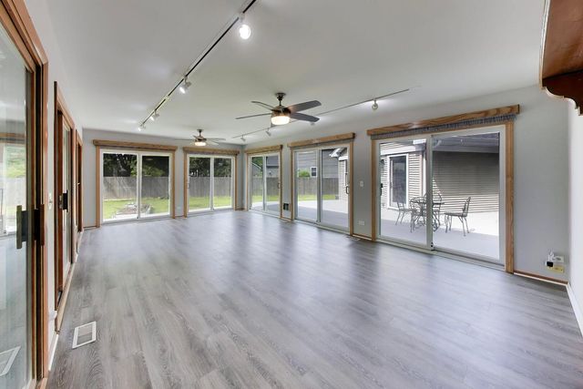 8 Hampton Court, Mundelein, IL 60060