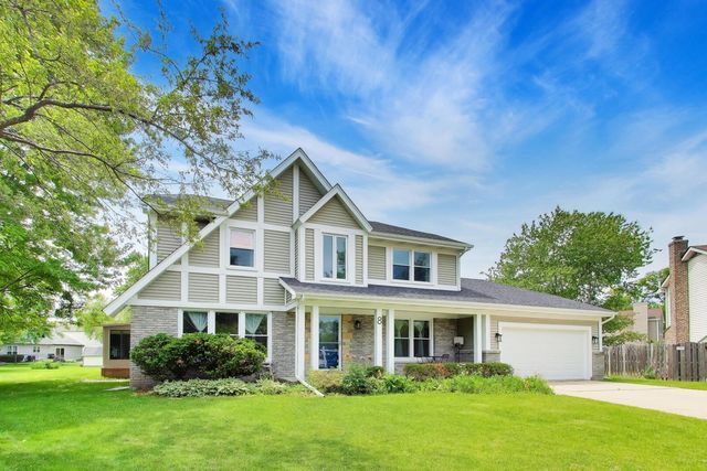 8 Hampton Court, Mundelein, IL 60060
