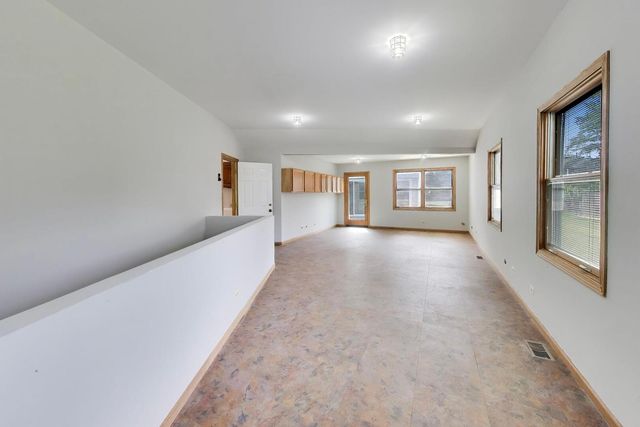 8 Hampton Court, Mundelein, IL 60060