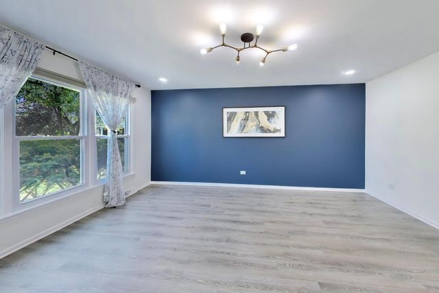 8 Hampton Court, Mundelein, IL 60060
