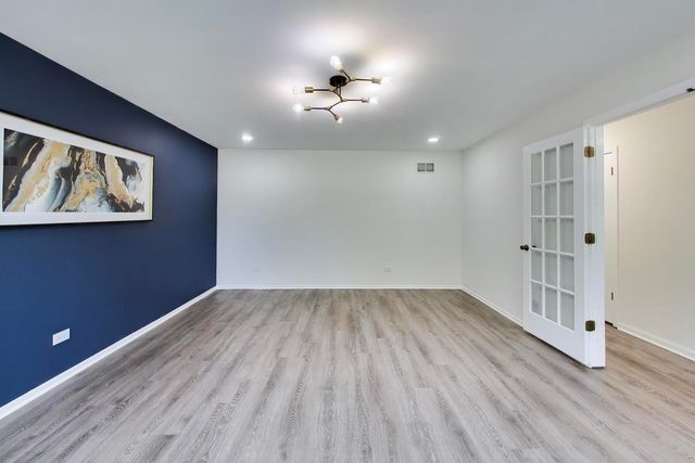 8 Hampton Court, Mundelein, IL 60060
