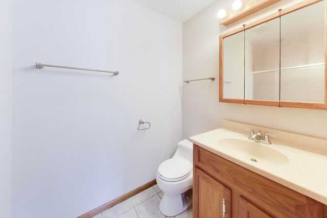 8 Hampton Court, Mundelein, IL 60060