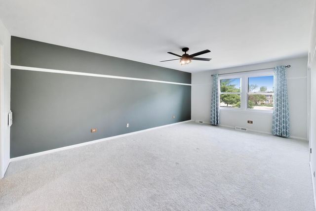 8 Hampton Court, Mundelein, IL 60060