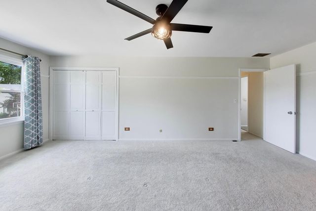 8 Hampton Court, Mundelein, IL 60060