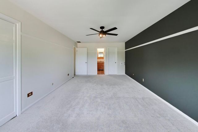 8 Hampton Court, Mundelein, IL 60060