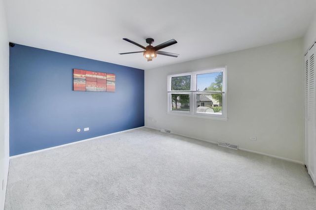 8 Hampton Court, Mundelein, IL 60060