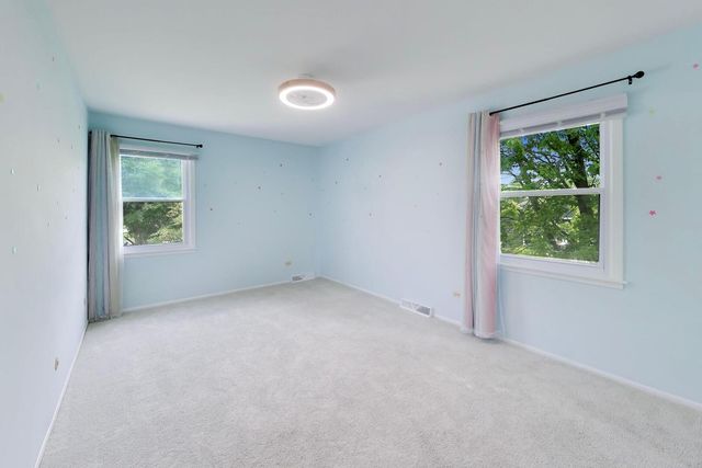 8 Hampton Court, Mundelein, IL 60060