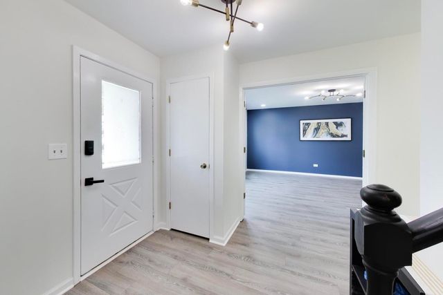 8 Hampton Court, Mundelein, IL 60060