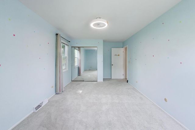 8 Hampton Court, Mundelein, IL 60060