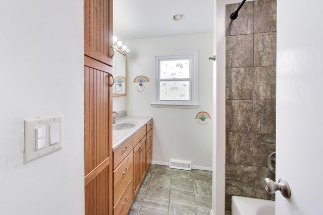 8 Hampton Court, Mundelein, IL 60060