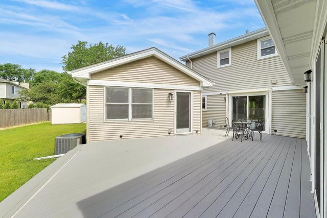 8 Hampton Court, Mundelein, IL 60060