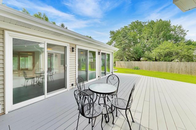 8 Hampton Court, Mundelein, IL 60060