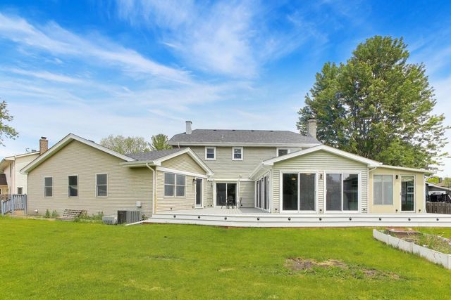 8 Hampton Court, Mundelein, IL 60060