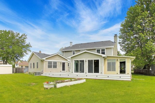 8 Hampton Court, Mundelein, IL 60060