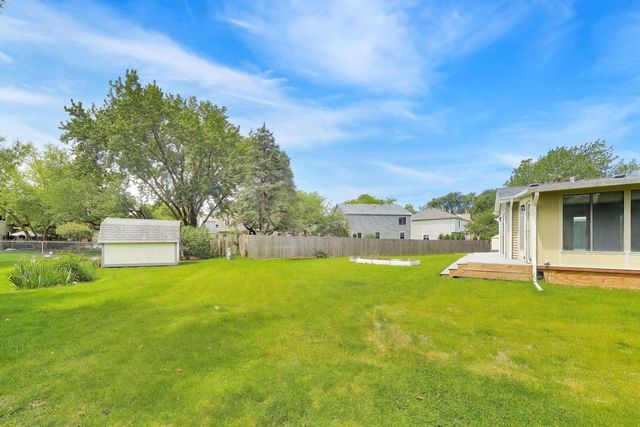 8 Hampton Court, Mundelein, IL 60060