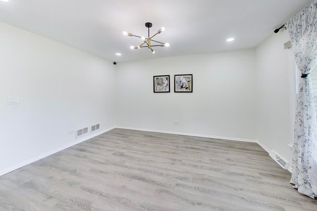 8 Hampton Court, Mundelein, IL 60060