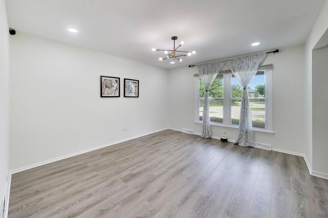 8 Hampton Court, Mundelein, IL 60060
