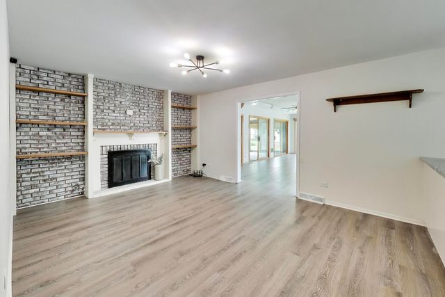8 Hampton Court, Mundelein, IL 60060