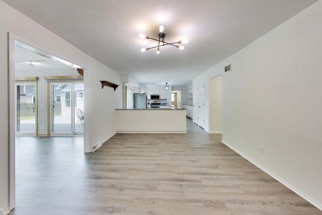 8 Hampton Court, Mundelein, IL 60060
